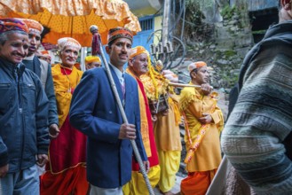 11-02-2019 Kullu, people in yellow in holiday hindu dress ndia, Holly (Holi), the Festival of