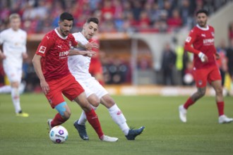 Football match, Tim KLEINDIENST 1. FC Heidenheim left covers the ball very well, Dominik KOHR 1.