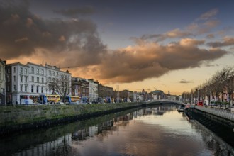 Dublin, November 2019 Early morning, sunrise, on busy Wellington Quay with a view on Hapenny Bridge