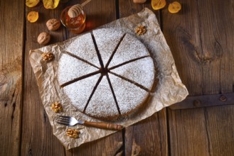 Frischer und leckerer herbstlicher Walnusskuchen mit Honig
