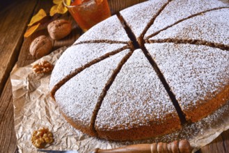 Frischer und leckerer herbstlicher Walnusskuchen mit Honig