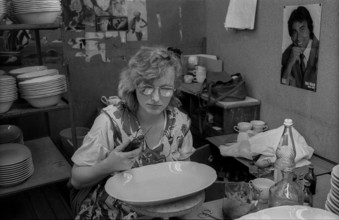 Germany, Kahla, 20.12.1991, Porzellanwerk Kahla, worker in plate production