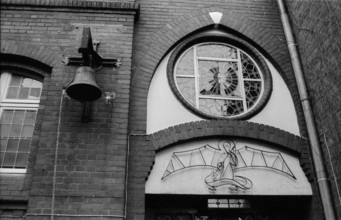 Germany, Berlin, 04.01.1991, Josefsheim in the Pappelallee, bell and entrance facade
