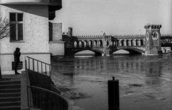 Germany, Berlin, 03.02.1991, View over the Spree (frozen) to the Oberbaum Bridge, Autonomer
