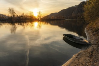 Sunrise over the Danube, boat on the bank, near Rossatz, Wachau, Lower Austria, Austria