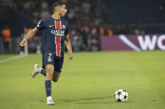 Football match, Achraf HAKIMI Paris St. Germain looking to the right at the ball, Parc des Princes