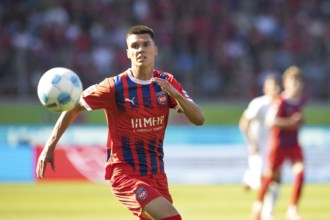 Football match, Mathias HONSAK 1.FC Heidenheim has his eye on the ball, Voith-Arena football