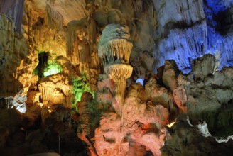 Hang Sung Sot Cave