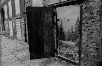 Germany, Berlin, 11.12.1991, the world behind the wall..., (door in Linienstraße...)