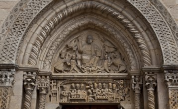 Semur-en-Brionnais Burgundy St-Hilaire Begun in the early 12th century West portal In the tympanum