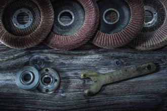 Radial abrasive discs on wooden board