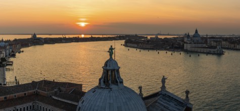 Abendstimmung bei Sonnenuntergang, Ausblick von Kirche San Giorgio Maggiore zur Basilika Santa