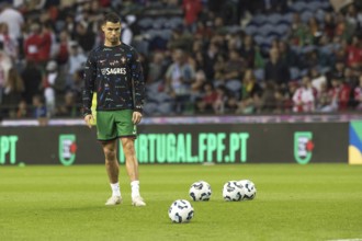 Football match, Cristiano RONALDO CR7 Portugal warming up in front of the match, looking at the