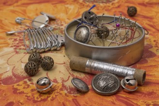 Set of accessories for sewing threads and buttons