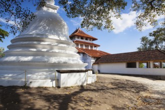Lankatilaka is Buddhist temple of the 14th century in the Hiyarapitiya village, from the Udu Nuwara