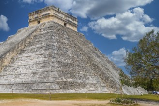 Temple Pyramid of Kukulcan El Castillo, Chichen Itza, Yucatan, Mexico, Maya civilization