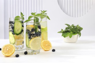 Detox-Diät und Sommerparty-Konzept. Kalte hausgemachte Limonade oder Cocktail mit Minze, Zitrone,