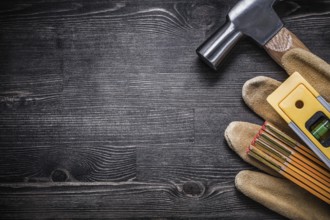 Copy room of the claw hammer Leather gloves Wooden metre building level