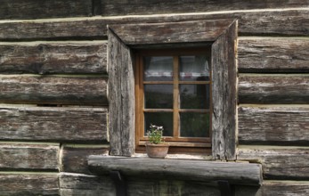 The restored, listed old log house is located in the village of Ruderitz in the Vogtland, which was