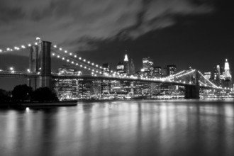 Brooklyn Bridge in black and white. Night scene