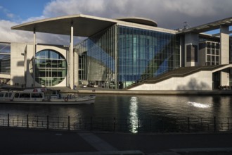 Germany, Berlin, 13 December 2024, government district, Marie-Elisabeth-Lüders-Haus, excursion boat