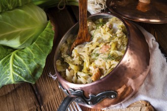 Junger und frischer kohl, gekocht mit speckwürfeln