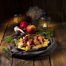 Chicken pieces with fruit and vegetables from the oven