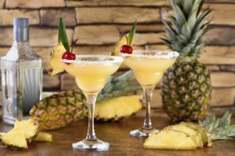 Lime combined with fresh pineapple juice and tequila are cocktails that always have a bright taste