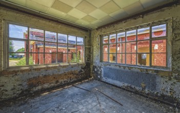 Empty room with large windows, peeling walls and visible brickwork, Prison H11, Lost Place,