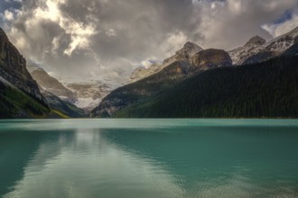 Lake Louise, Banff, Alberta Kanada travel destination with turquoise water