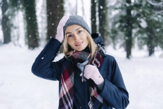 Porträt einer Frau, die an einem Wintertag in Winterkleidung draußen steht