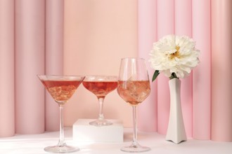 Festliche alkoholischen Cocktail Aperol Spritz, rot Martini, Tequila in Gläsern auf einem hellen