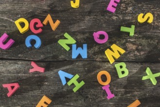 Mehrfarbige Holzbuchstaben auf Vintage-Board