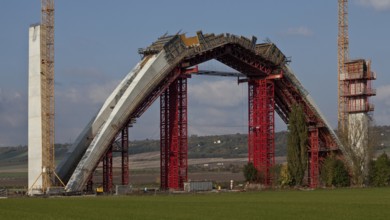 Erfurt-Halle line, north-eastern section with arch over the Unstrut under construction