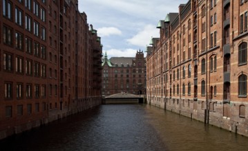 Fleet with view to Kannengießerort Bridge, left Block O right Block P