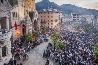 Moors and Christians, Es Firó, Plaza De Sa Constitució final celebration, Soller, Sierra de