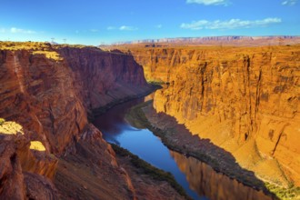 Glen Canyon Dam, Horseshoe Bend - horseshoe-shaped bend of the Colorado River in the Glen Canyon.