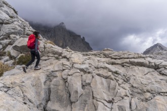 Hiker on the crest of Puig de Ses Vinyes, 1105 metres, sierra de tramuntana, Escorca, Majorca,