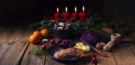 Klassische und knusprige geröstete ente mit kohl und knödel
