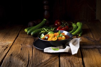 Vegetarische ratatouille mit frischem gemüse und kräutern