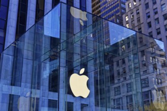 Manhattan, New York City, New York, USA, North America, Apple Store with striking glass design and