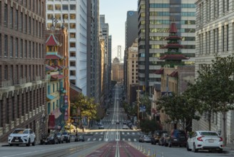 A picture of the long California Street, with Downtown San Francisco and the Oakland Bay Bridge at