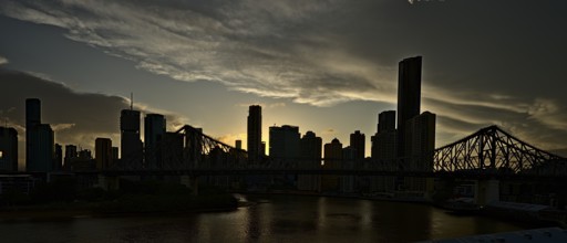 The skyline of Brisbane and the Story Bridge at nighttime
