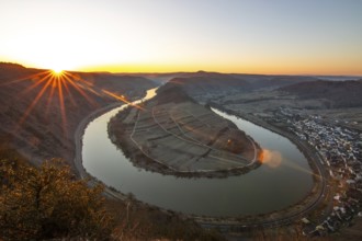 Sunrise over the Moselle. The river meanders in a narrow loop through a valley surrounded by