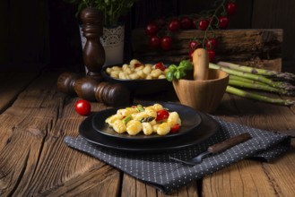 Crispy gnocchi with roasted asparagus and tomatoes