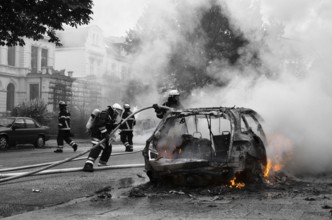 Fire brigade extinguishes burning cars on the Elbchaussee in Hamburg after the riots at the G20