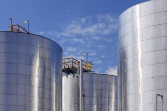 Metallic storage tanks