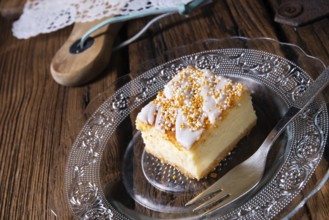 Succulent tin cheesecake with crumbs