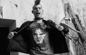 Germany, Berlin, 06.09.1991, Punk at KDW, Pub, Neue Schönhauser Straße, T-Shirt
