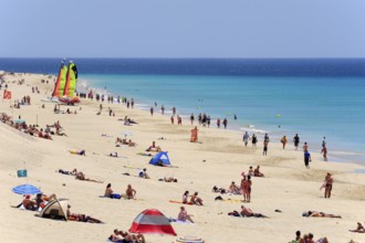 Holidaymakers on the beach, Morro Jable, Playa del Matorral, Jandia Peninsula, Fuerteventura,